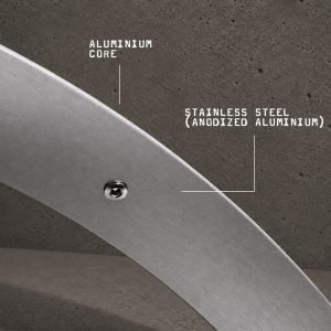 WOODIE Holzschutzblech mit Aluminium-Kern und Unterseite aus eloxiertem Aluminium im Edelstahl-Look, sichtbarer Aluminiumkante und Befestigungsschraube, Detailaufnahme, 600x600 px