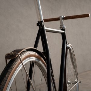 WOODIE Holzschutzblech mit Edelstahl-Schutzblechstrebe und Strebenbolzen am Hinterrad eines schwarzen Singlespeeds mit Holzlenker, 600x600 px