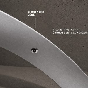 WOODIE Holzschutzblech mit Aluminium-Kern und Unterseite aus eloxiertem Aluminium im Edelstahl-Look, sichtbarer Aluminiumkante und Befestigungsschraube, Detailaufnahme.