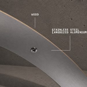 WOODIE Hybrid-Holzschutzblech mit Unterseite aus eloxiertem Aluminium im Edelstahl-Look, sichtbarer Holzkante und Befestigungsschraube, Detailaufnahme.