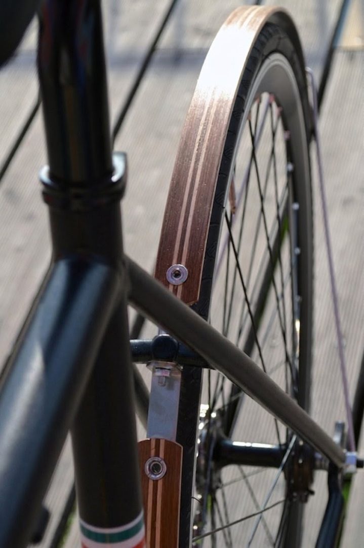 WOODIE Holzschutzblech – Hinterradbefestigung am schwarzen Singlespeed WOODIE Holzschutzblech am Hinterrad eines schwarzen matten Singlespeeds mit Befestigung an den Sitzstreben