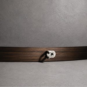 WOODIE Holzschutzblech in dunklem Nussbaum mit Befestigungswinkel aus Edelstahl, 600x600 px
