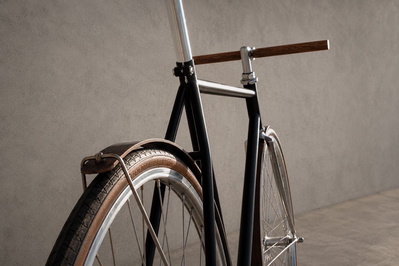 WOODIE Holzschutzblech – Edelstahl-Schutzblechstrebe und Strebenbolzen am Hinterrad WOODIE Holzschutzblech mit Edelstahl-Schutzblechstrebe und Strebenbolzen am Hinterrad eines schwarzen Singlespeeds mit Holzlenker.