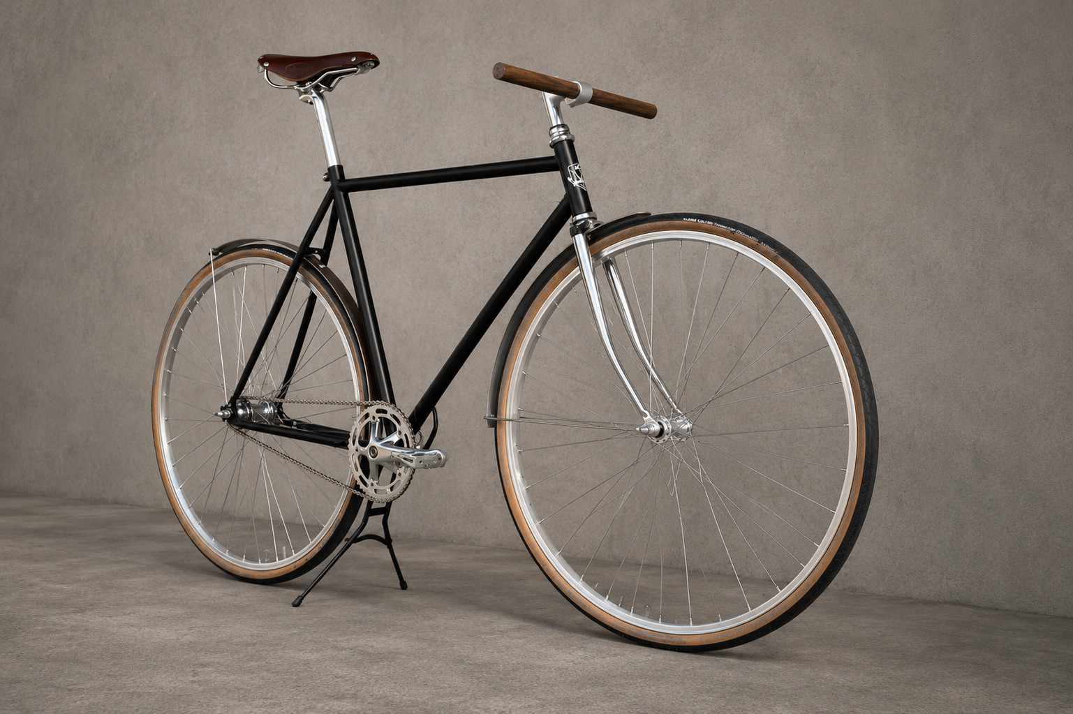 WOODIE Holzschutzbleche an einem schwarzen Singlespeed mit braunem Brooks-Ledersattel und Holzlenker