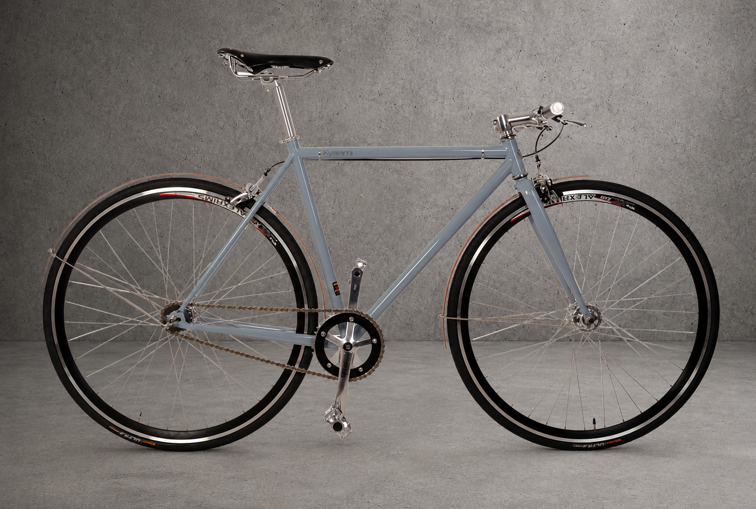 WOODIE Holzschutzbleche an einem hellblauen Singlespeed im Vintage-Stil mit schwarzem Brooks-Ledersattel